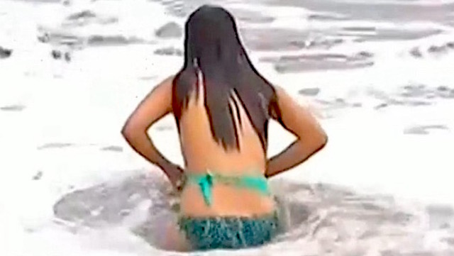 Chilean Tv Reporter Loses Bikini Top On Live Broadcast Video Pocho